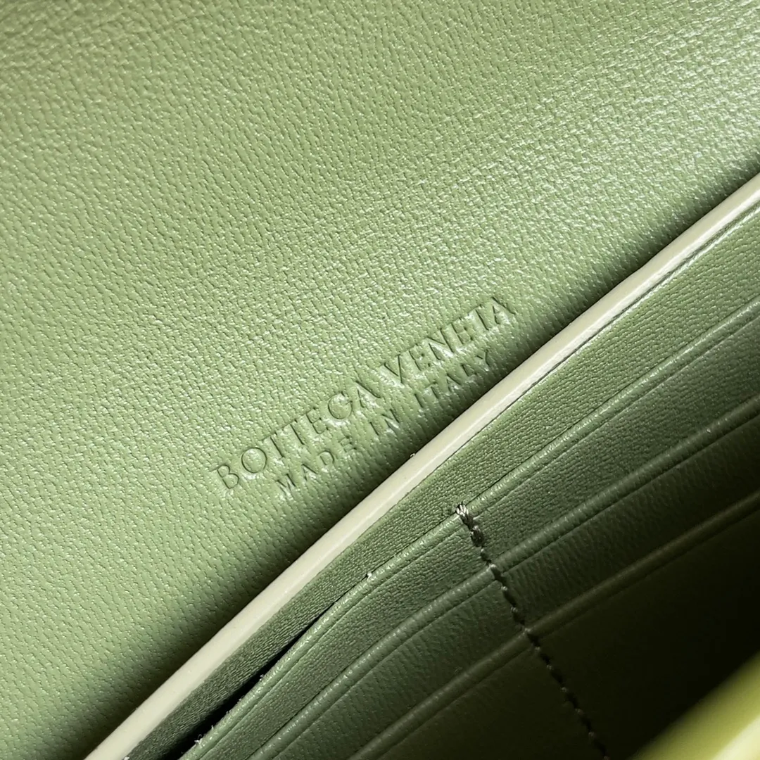 Batch 1420 Bottega Veneta Fall in love with Andiamo at first sight, new design, natural Nile rare leather crocodile pattern complex handbag, a model handbag for women, no need for color cover, no emotional camouflage, immersive depth and excitement, the classic element KNOT knot is inspired, modernist aesthetics and jewelry field craftsmanship reinterpret the knot element, bringing a clutch full of modern texture and elegant and quiet lady spirit. Style number: 741511 Size: 31*13*3cm